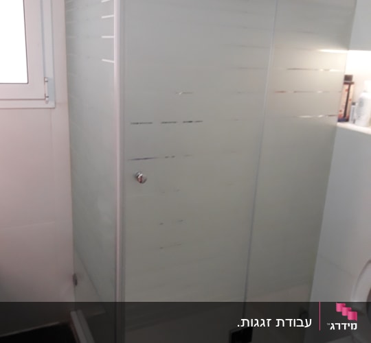 דלת זכוכית למקלחת עם פסים חלביים